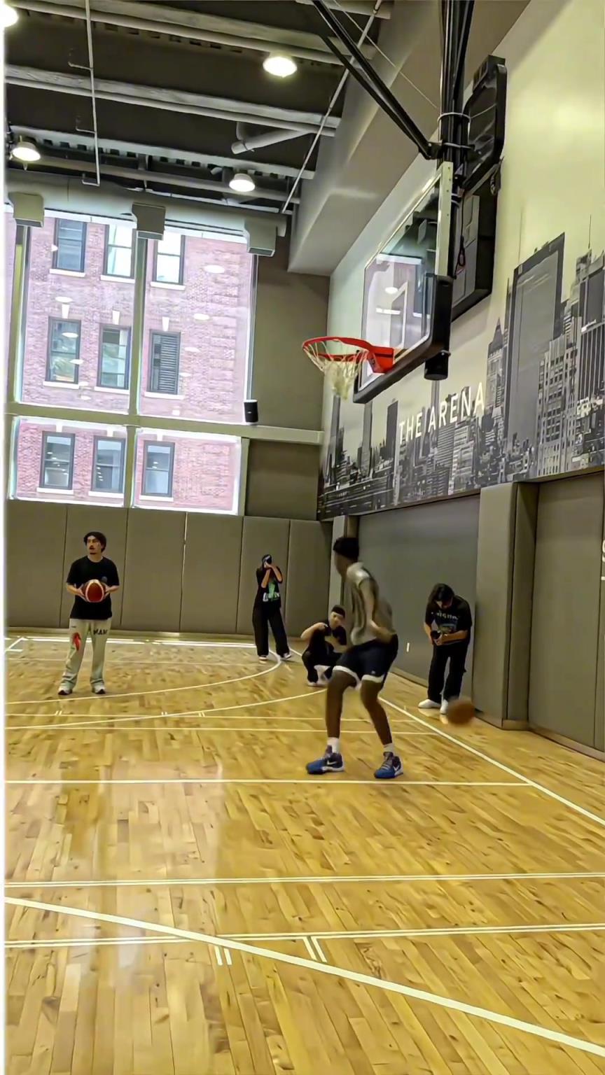 老詹一家轮番秀扣篮!现在爷仨最能跳的应该是布朗尼了