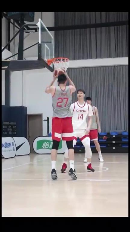 曾经男篮集训的传球训练,王哲林越练还越开心了