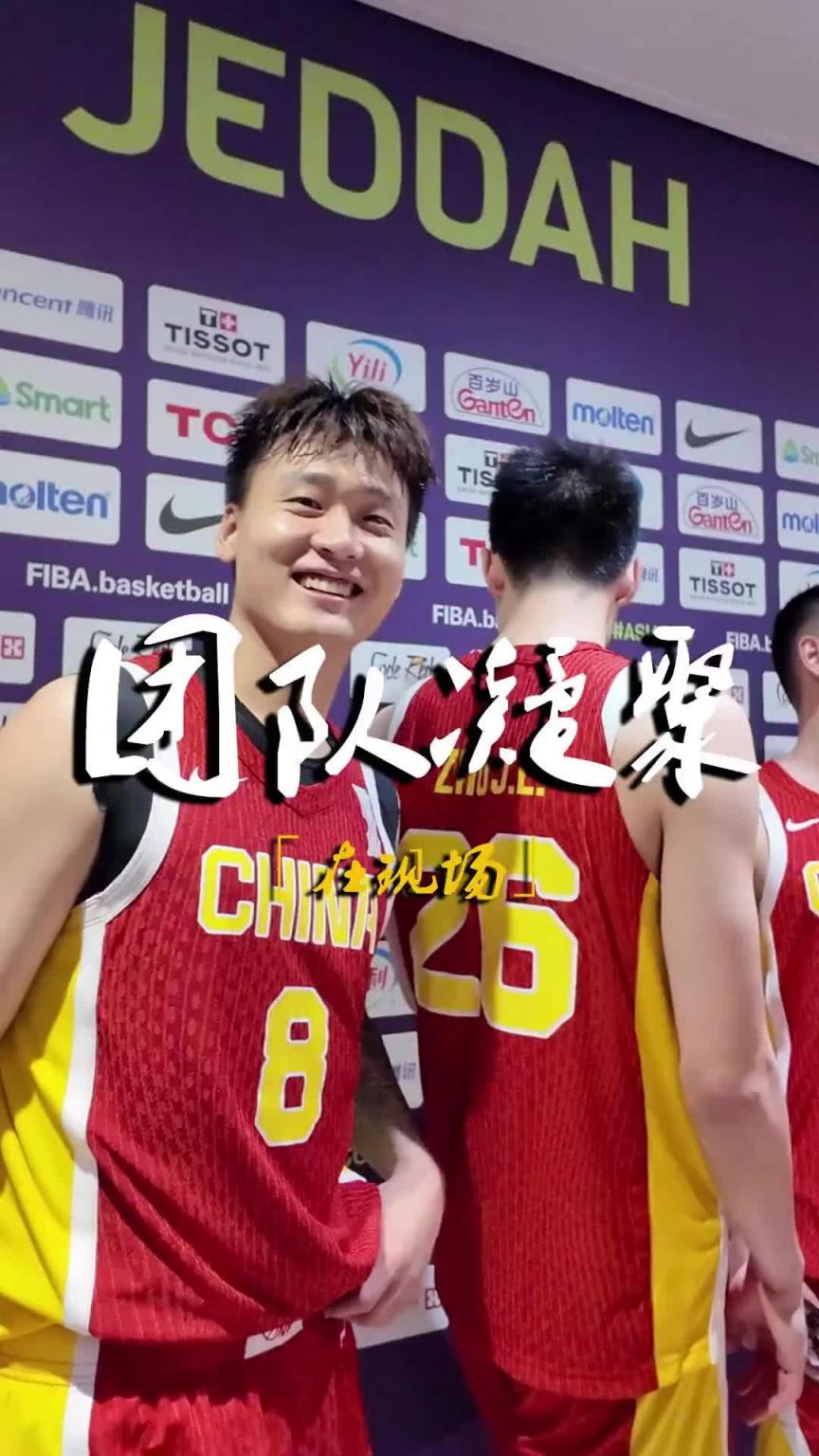 中国男篮惜败澳大利亚赛后复盘 队长赵睿安慰自责的廖三宁雷蒙