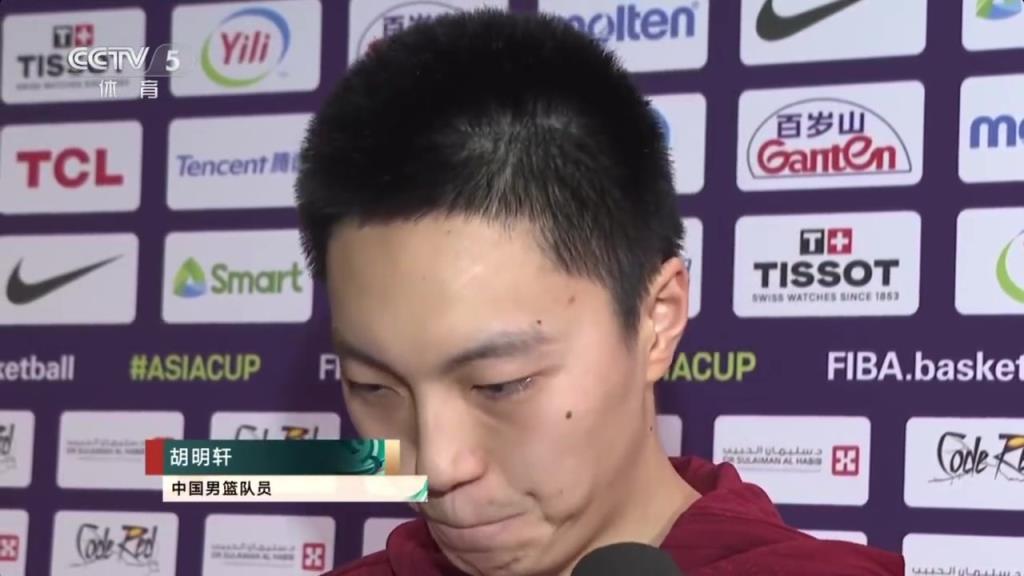胡明轩赛后:新一届男篮,不管是生活还是比赛训练都非常有凝聚力