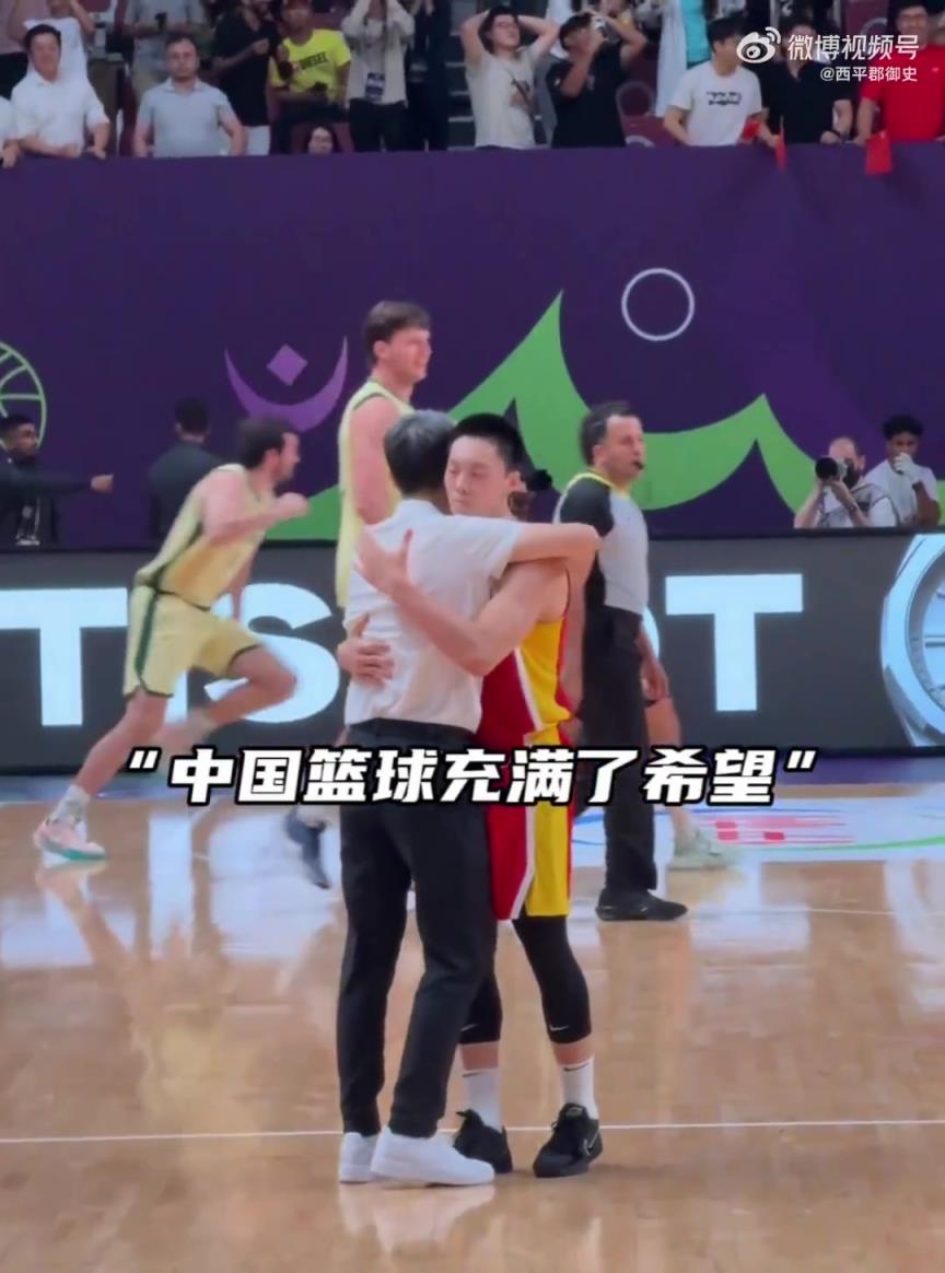 球迷视角下胡明轩最后一投虽投丢,但郭士强立马上前给拥抱!!