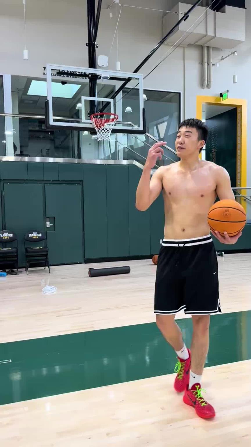 未来可期!王俊杰此前赤膊秀胯下暴扣相当炸裂 惊呆美国小伙伴