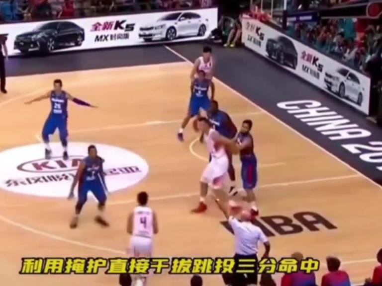 十年前这支男篮夺亚洲杯冠军,场上的拼劲十足!