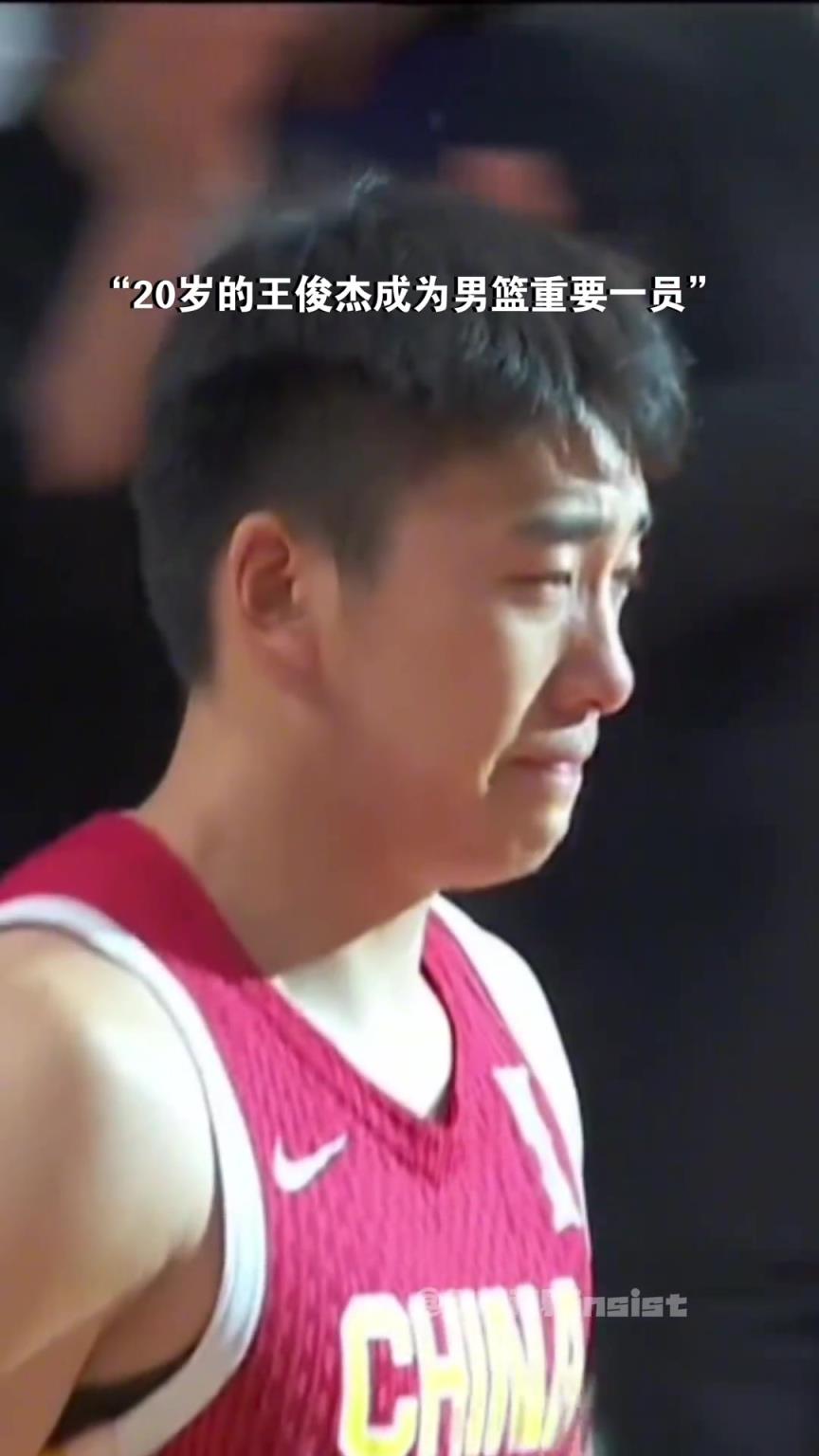 最爱笑的大男孩颁奖时泪洒赛场 王俊杰已然让我们看到了希望!