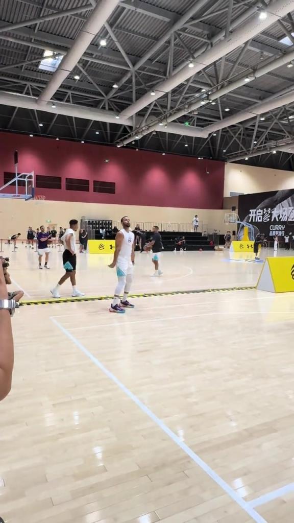 三分的神!库里中国行在训练营里扔三分 轻松26连中!