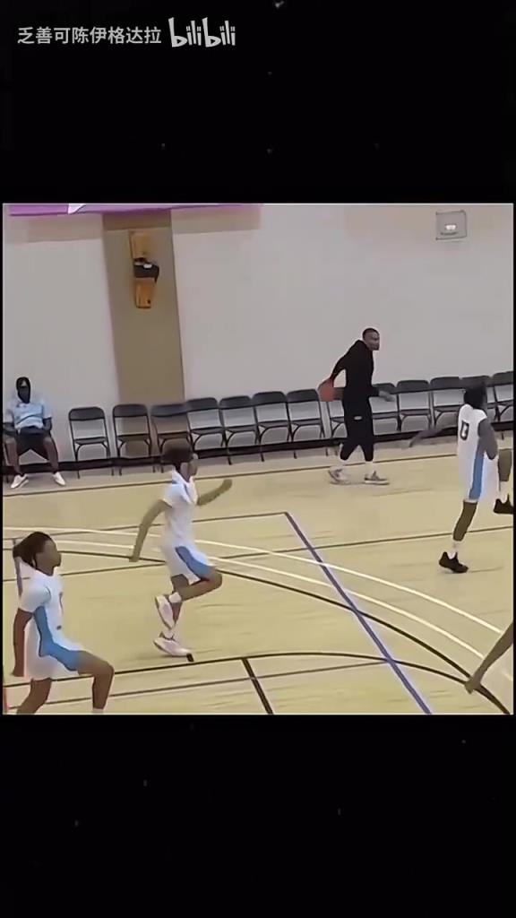 威少：下回我要隔扣你了！名场面：威少上篮被小朋友扇飞！