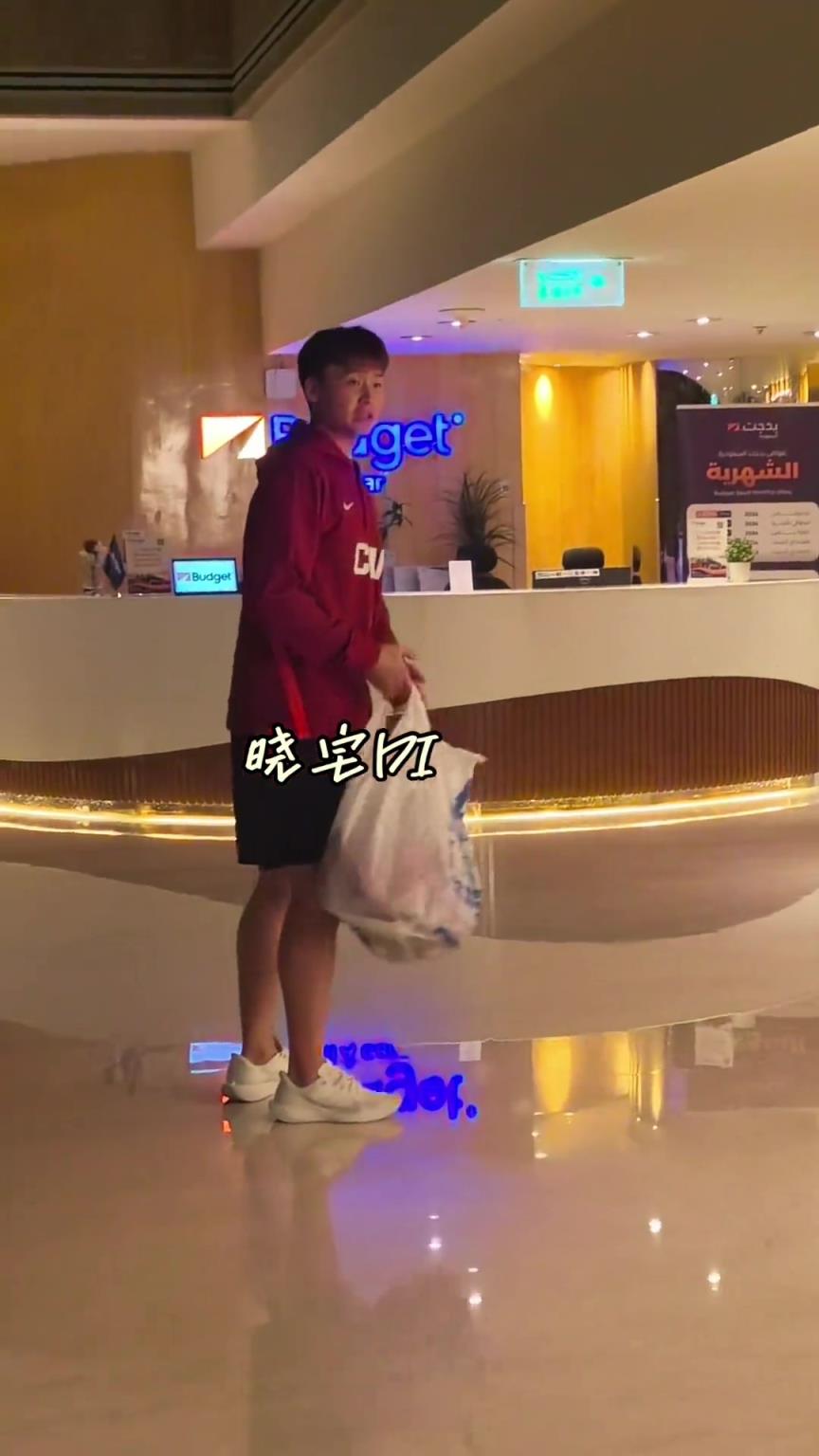 赵睿凌晨5点多回酒店遇到等待的球迷 主动问笔给球迷签名❤️