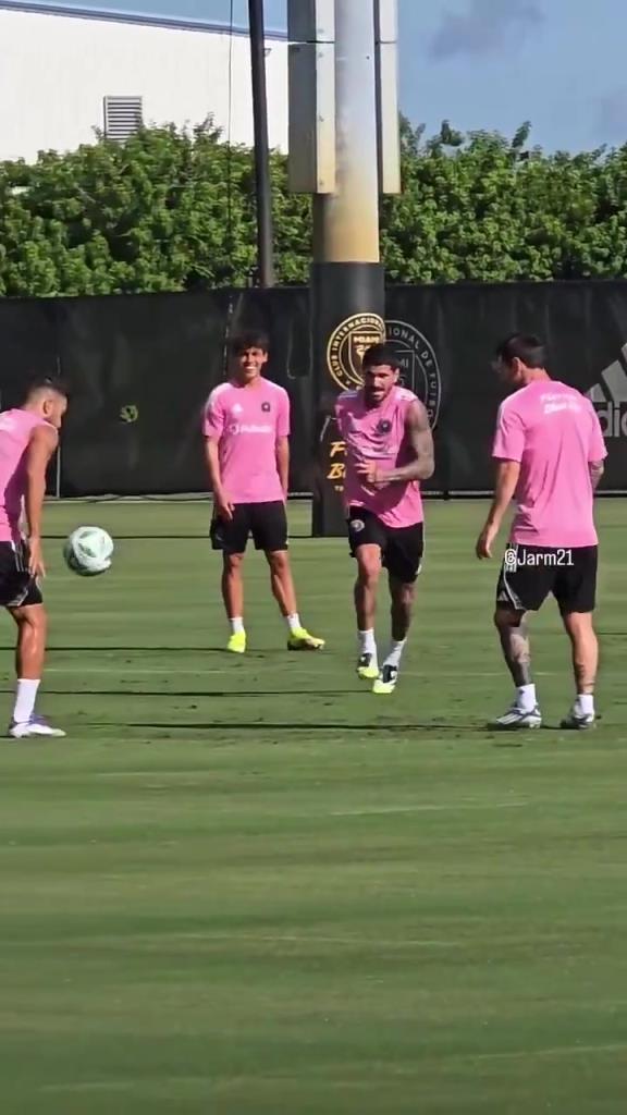 梅西拿球我不抢!梅西和德保罗训练中的欢乐时光!