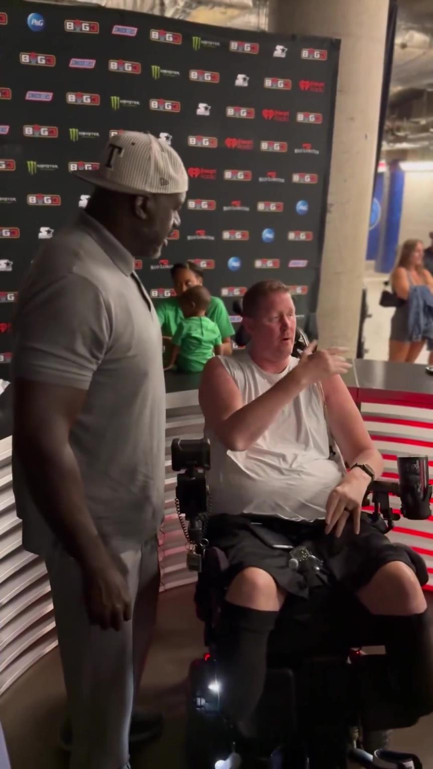 大竹竿小腿截肢!布拉德利坐轮椅和鲨鱼合影 此前因车祸下肢瘫痪