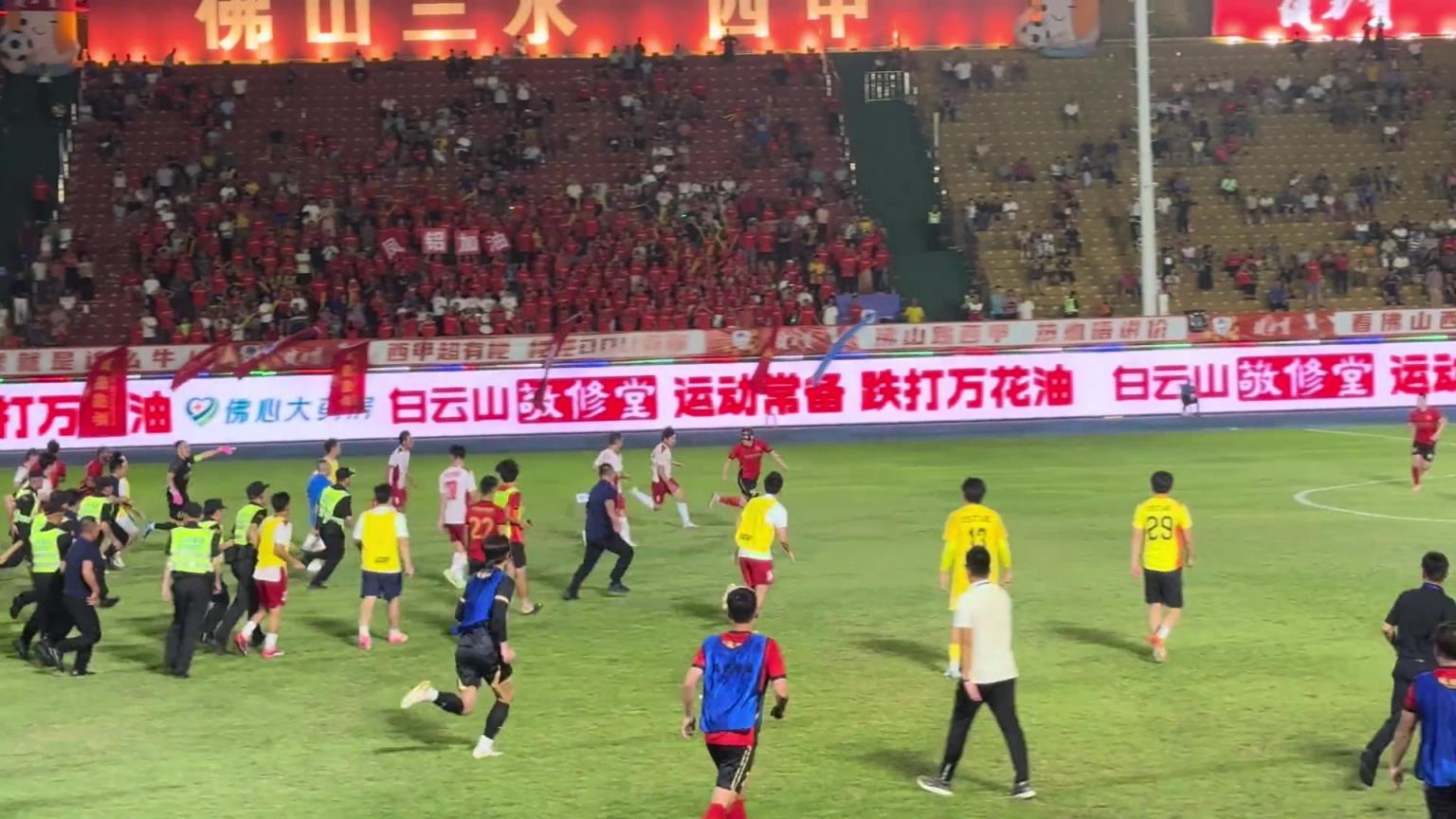 花钱看打架!佛山西甲场上出现大规模群殴,白衣服一脚飞铲没铲倒