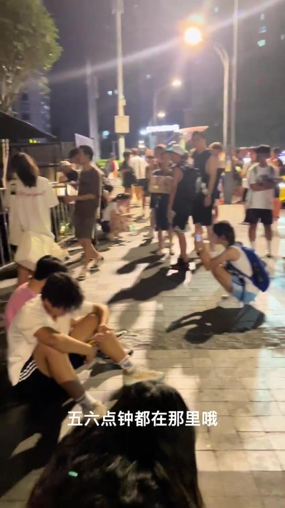 只为见偶像一面!库里球迷在酒店蹲守 从下午一直等到晚上12点