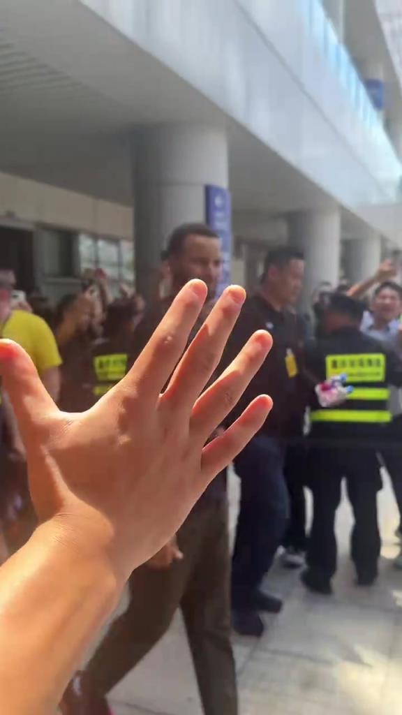 球迷对库里喊詹姆斯!库里皱眉:大家觉得我该揍这个不长眼的吗