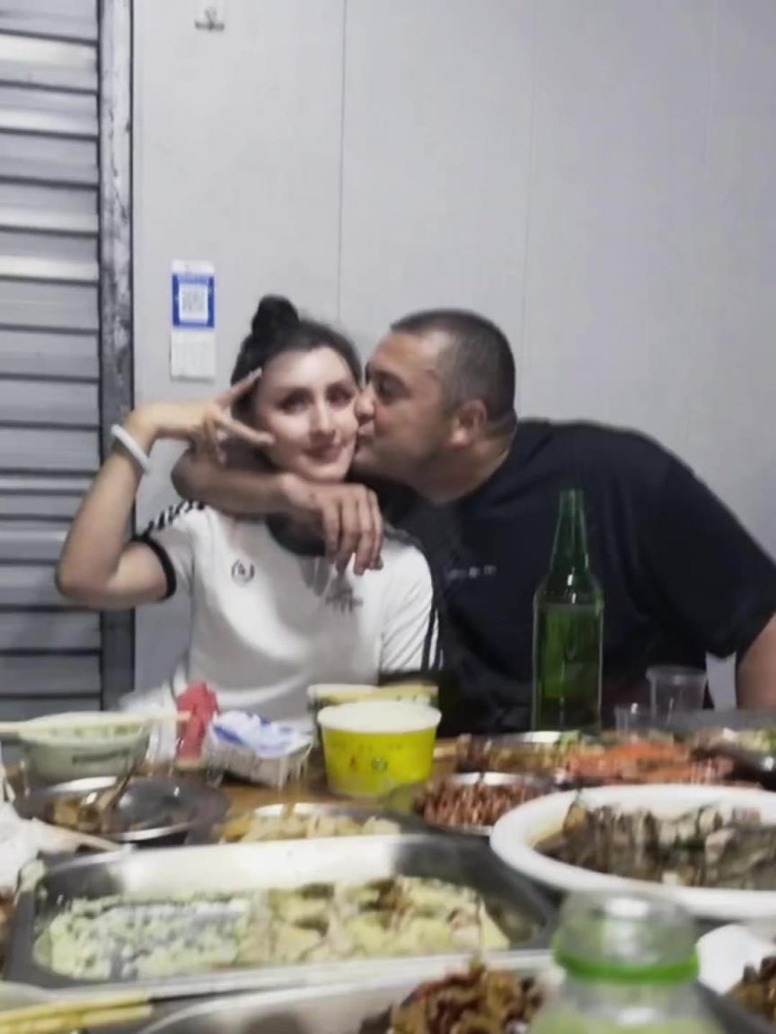 这是又和好了?西热力江妻子晒西热亲吻自己画面:以后多包容