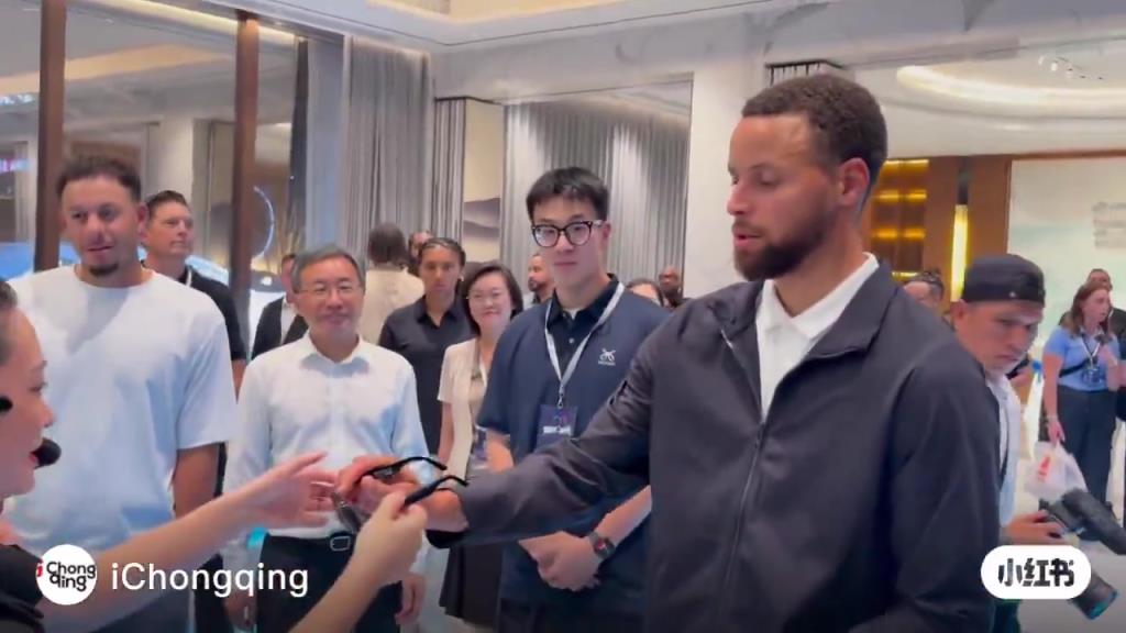 中国真是另一个层次!上高科技:库里体验实时智能翻译眼镜