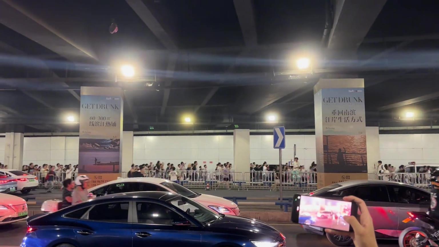 网友实拍重庆追星疯狂盛况配文:太疯狂了真的有人看到库里了吗?