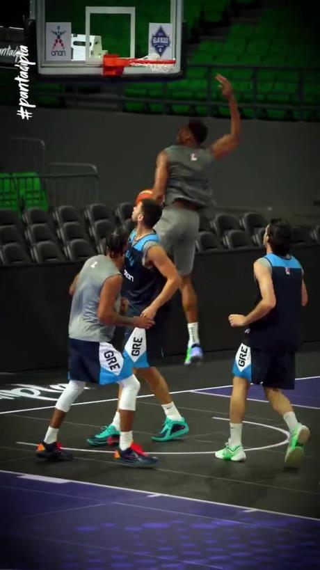 经典一条龙劈扣!字母哥备战欧锦赛 冲起来没有地球人能挡得住啊