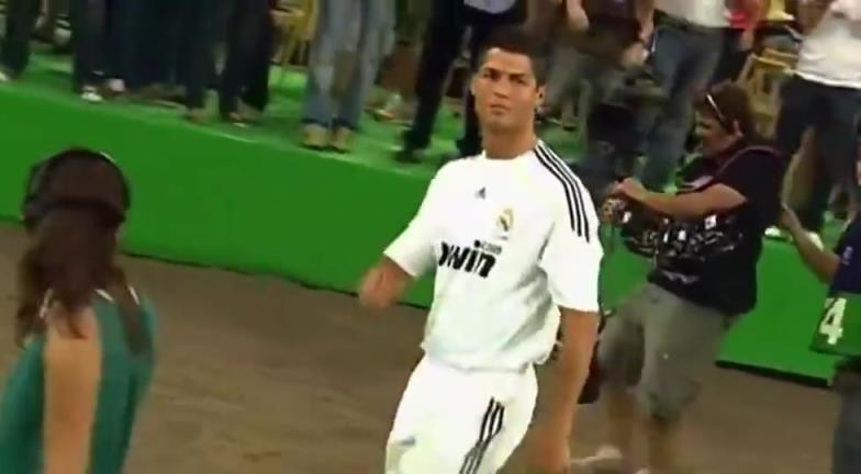 女记者肉眼可见的开心啊!名场面!C罗:别说话,让我吻你!