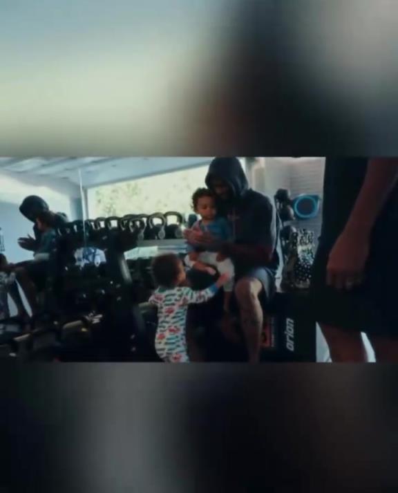 他们的儿子也会延续兄弟情谊!SGA和沃克一起带娃!