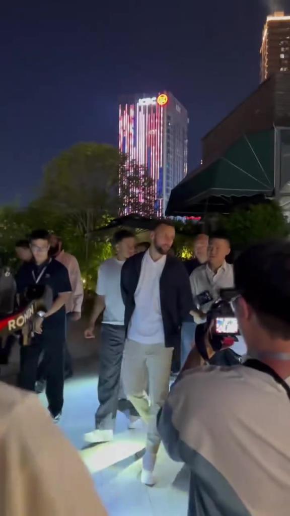 老干部?!库里这一身行头 有点领导来渝视察的味道