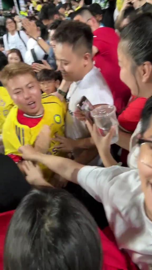 幸运儿找到了!C罗落场球衣被这位兄弟拿到并穿上,运气是真好啊