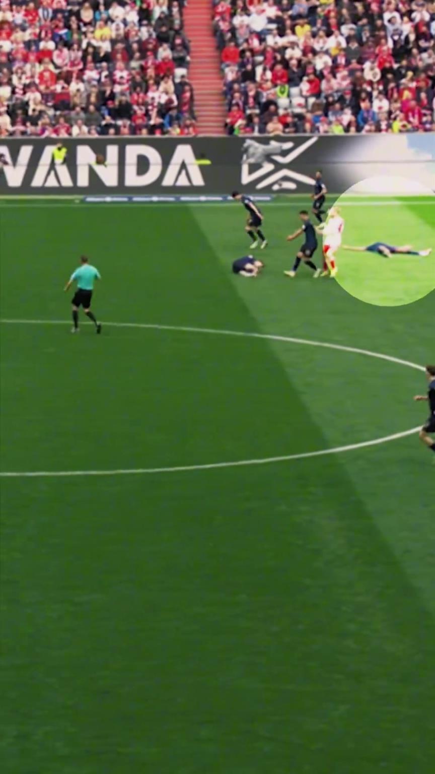 裁判跑过去的一刹那,似乎散发着万丈光芒✨