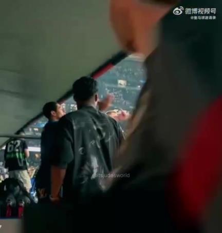 比赛结束后,贝林厄姆和恩德里克球员通道祝贺球队取得胜利!