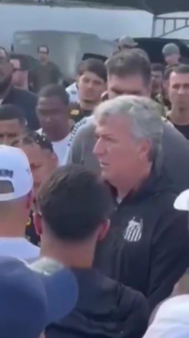 内马尔场外接受球迷指责:如果你哭了,想象一下其他人会怎么样