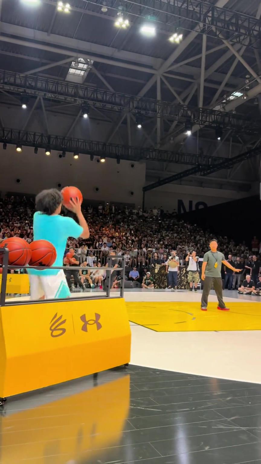 中国男篮未来之星!混血球员朱正与库里同场比赛 右侧三分5连中