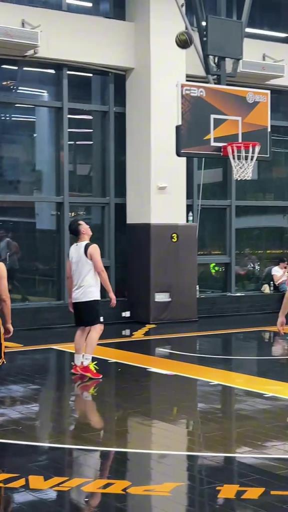 企业家球局赛:不得不说现在的大爷真的很稳!猜猜多少岁了?