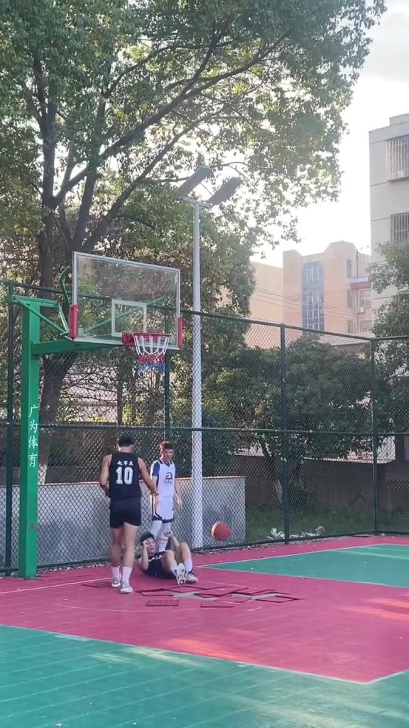 吧友有没有打过这种地板的篮球场?这种场地感觉快攻都不敢跑快!