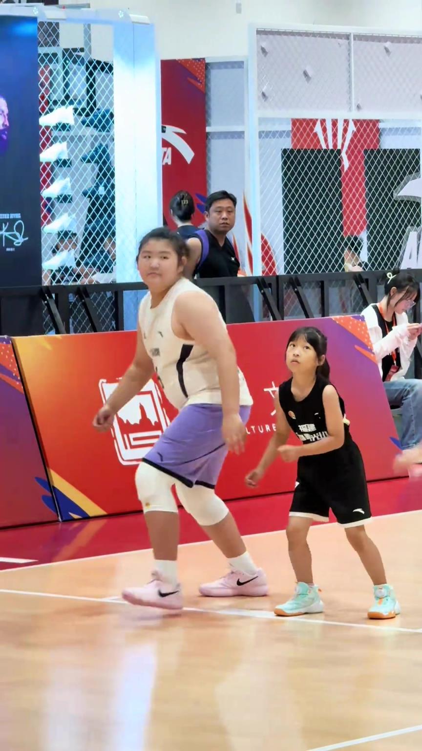 小篮球总决赛 来自山东巨妞王者的蔑视 福建小妹还想抢板呢