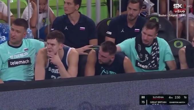 啥情况?东契奇替补席手刀队友,看着生气了