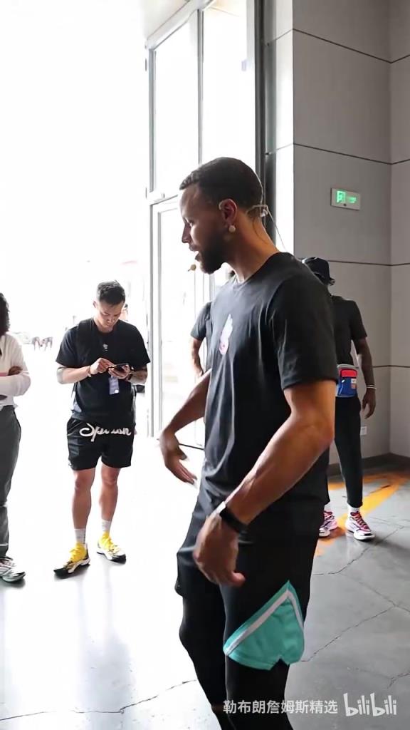 队长别开枪!库里中国行搞笑瞬间:不装了,直接上才艺!