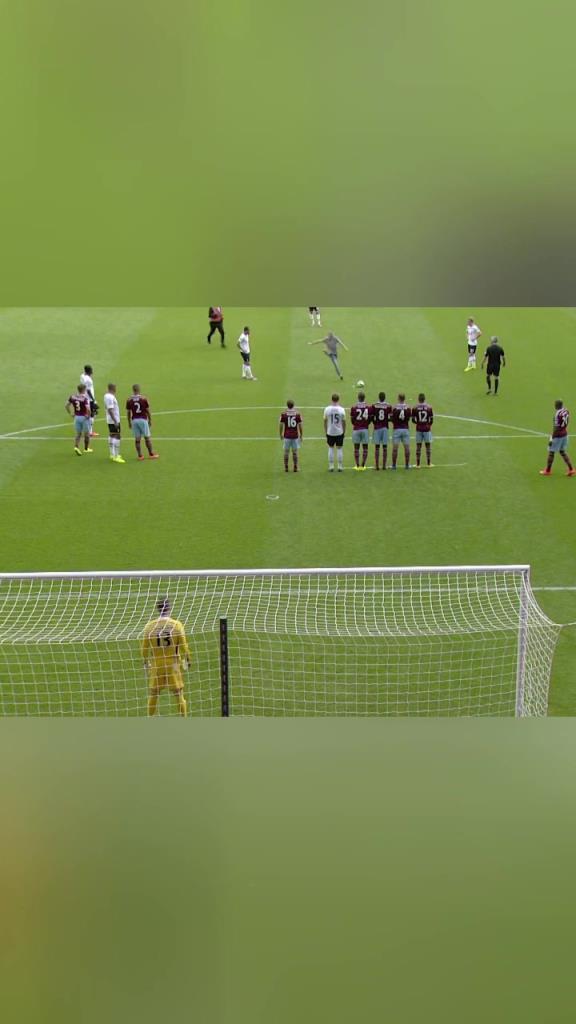 他还踢了个死角!叫你进来是看球,没叫你进来踢球!