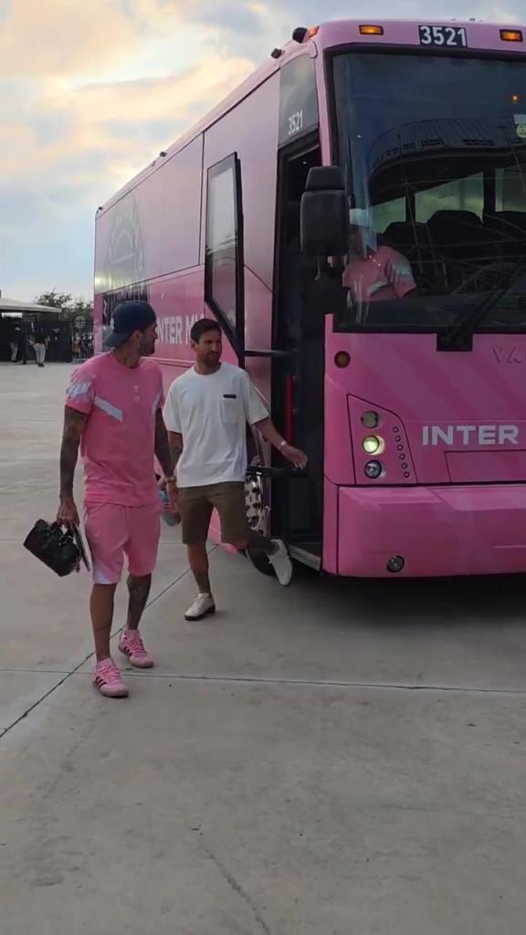 缺席今天比赛!梅西穿着便装抵达球场支持球队!