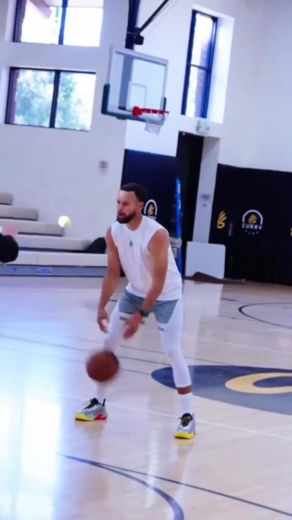 库里休赛期进行独特的阅读和反应训练 不愧是第一射手