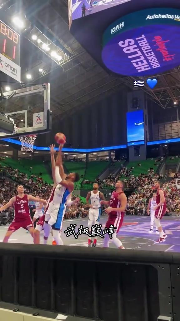 15分钟砍25+10!字母哥篮下强打铂金后大秀肌肉