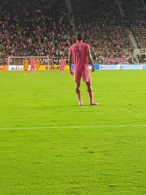 这拼抢力度简直是顶级牛马德保罗!但怎么看起来不太聪明的样子