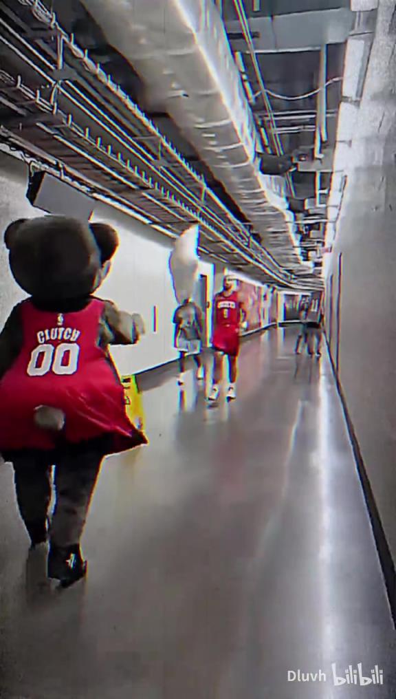 超雄上身!狄龙暴揍吉祥物!火箭熊:下赛季我看谁还敢打我!