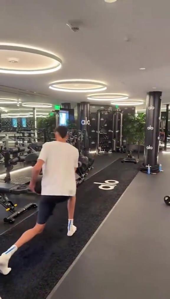 这腿是真细啊!依旧是切特训练的一天!