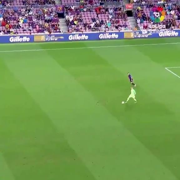 甚至还带着一丝笑容!名场面:特尔施特根的挑球过人!