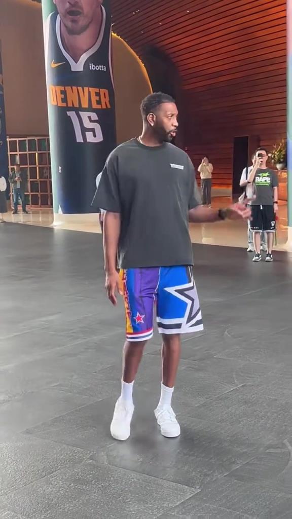 麦迪瘦了很多啊,有年轻时那感觉了