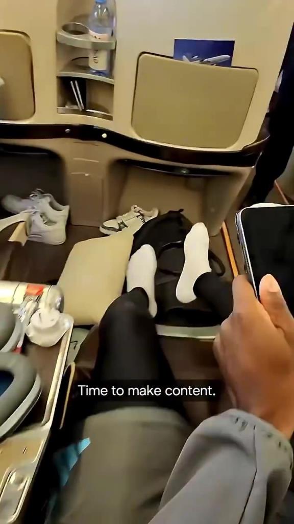 融入的很快啊!伊兰加镜头下飞机上的纽卡球员!