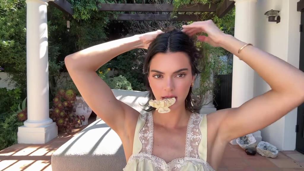 肯豆自拍晒自己化妆视频,这颜确实耐看啊!