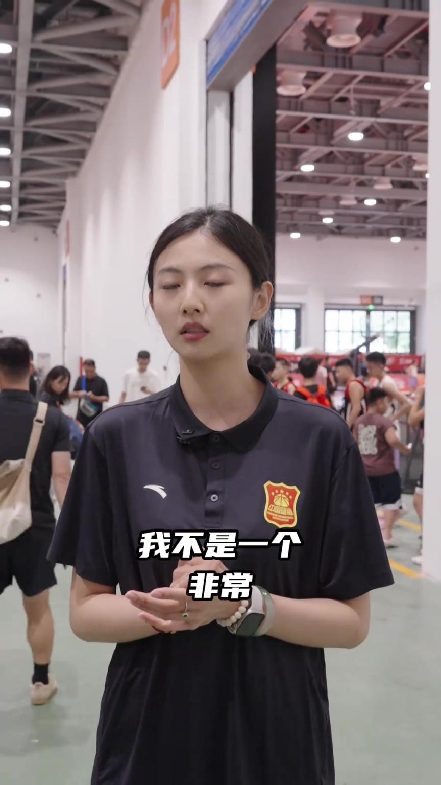 小篮球总决赛上的超绝美女教练!指挥时气场强大 颜值逆天场下暖
