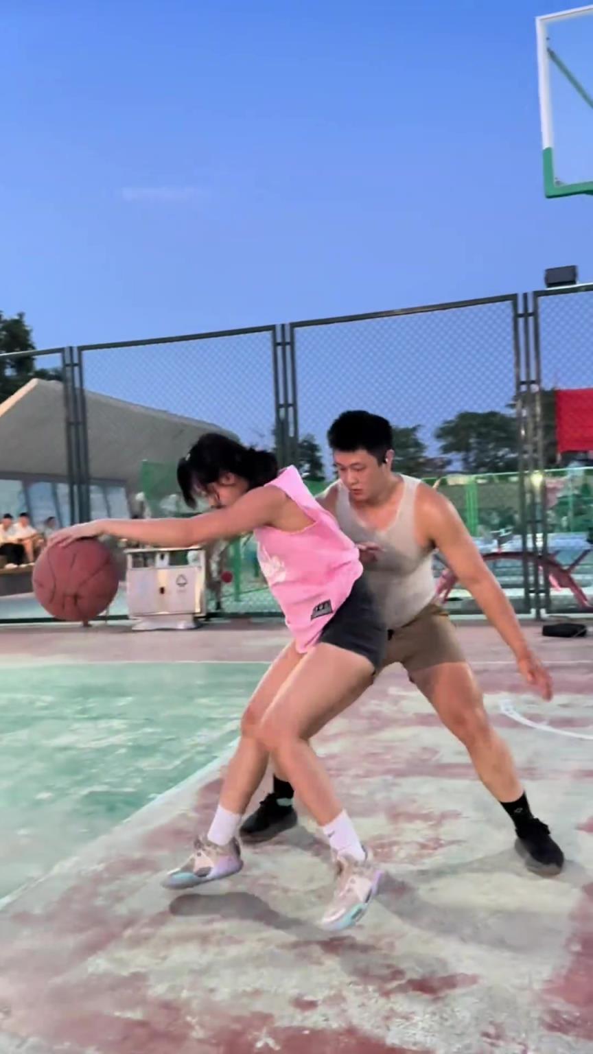 不是哥们 你都快200斤了 背打大妹子是真的身体撞啊?