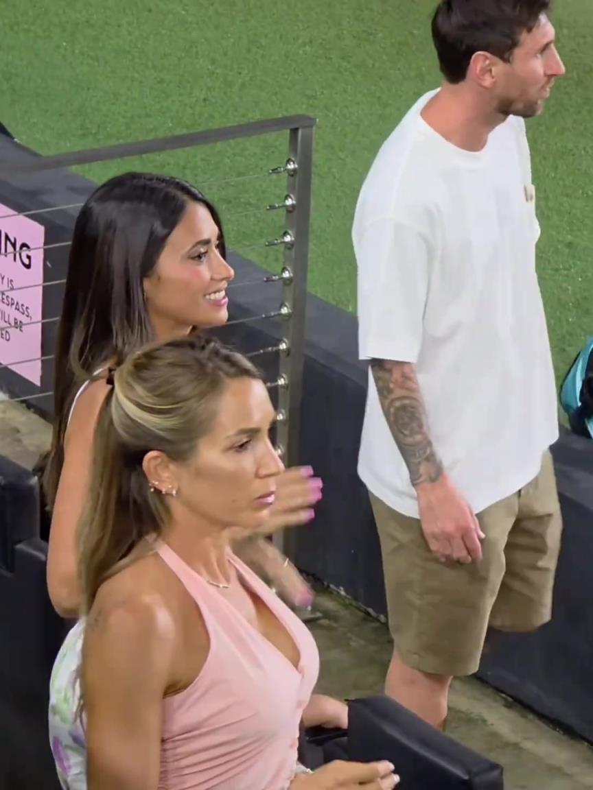 晋级半决赛!裁判吹响终场哨时,场边观战的梅西激动挥拳庆祝