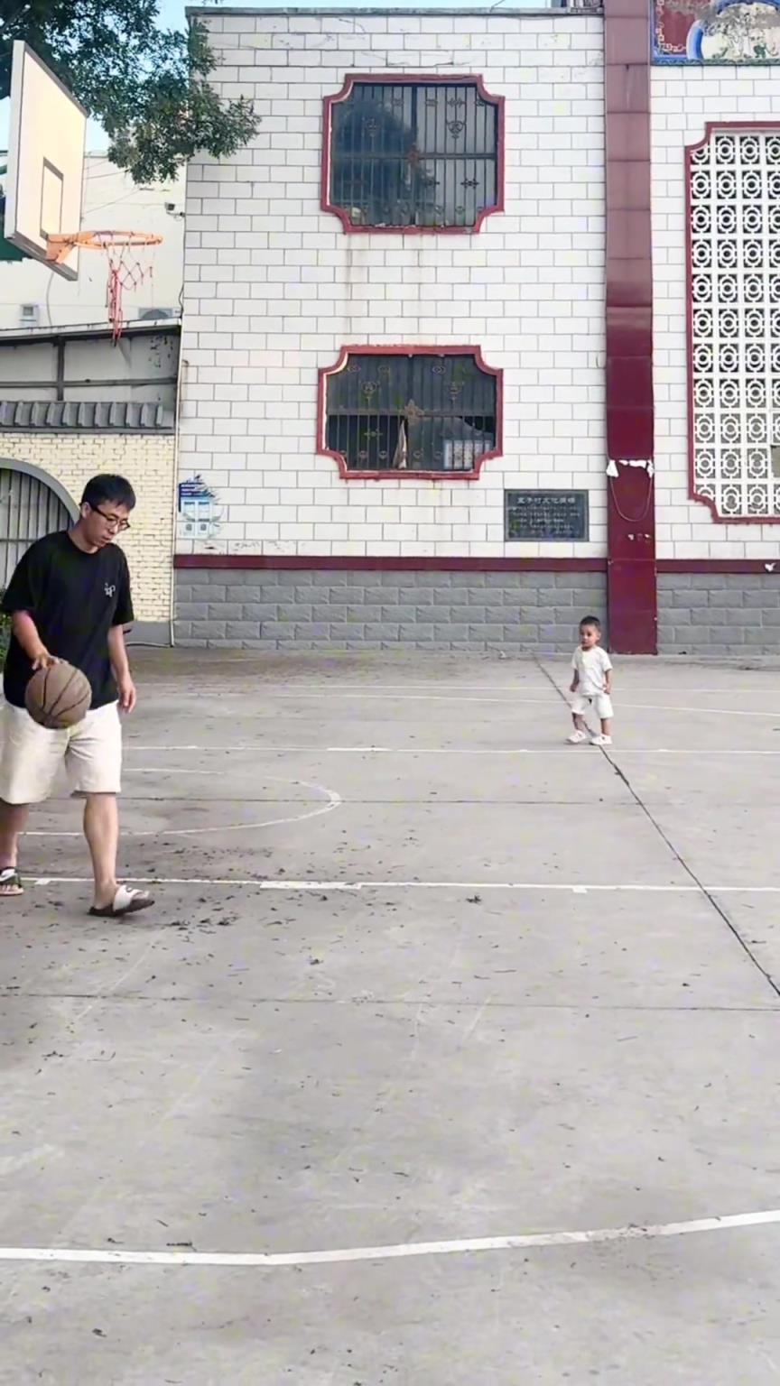 篮球砸得真准!没有危险的时候爸爸就是最大的危险