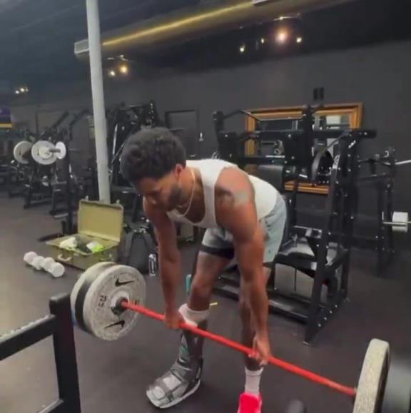 够拼的!塔图姆还未痊愈 穿着保护靴也要练上肢力量