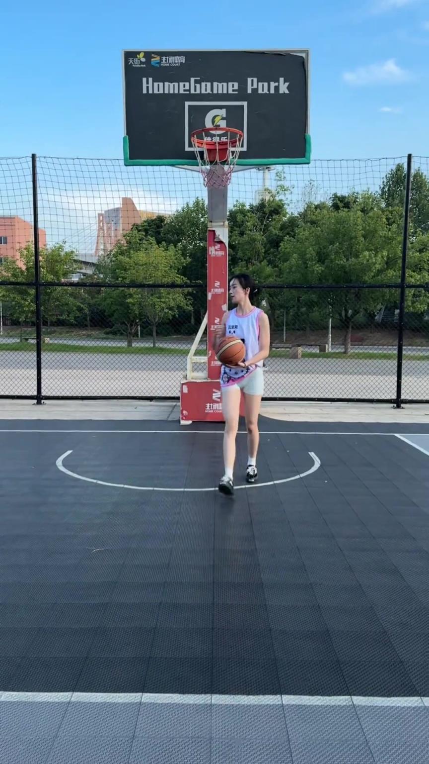 妹子这个出手手型真的好看!